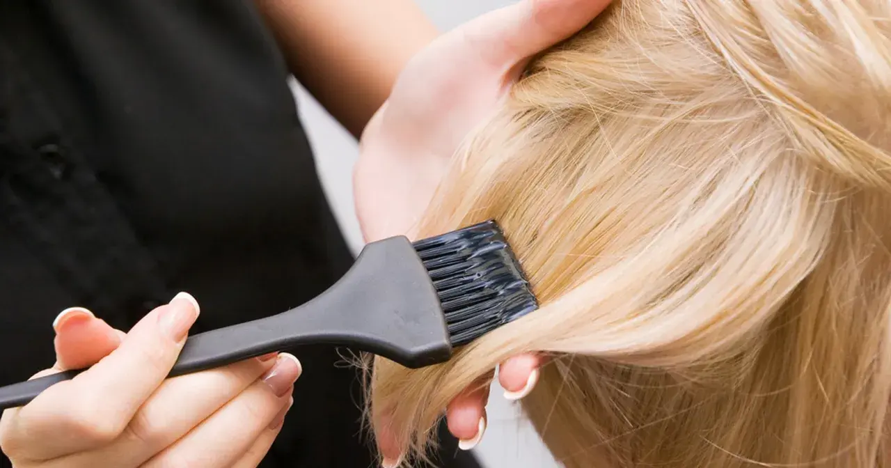 Delikatne włosy blond i pędzel do farbowania. Po rozjaśnianiu skóra głowy może być podrażniona, dlatego ważne jest odpowiednie pielęgnowanie.