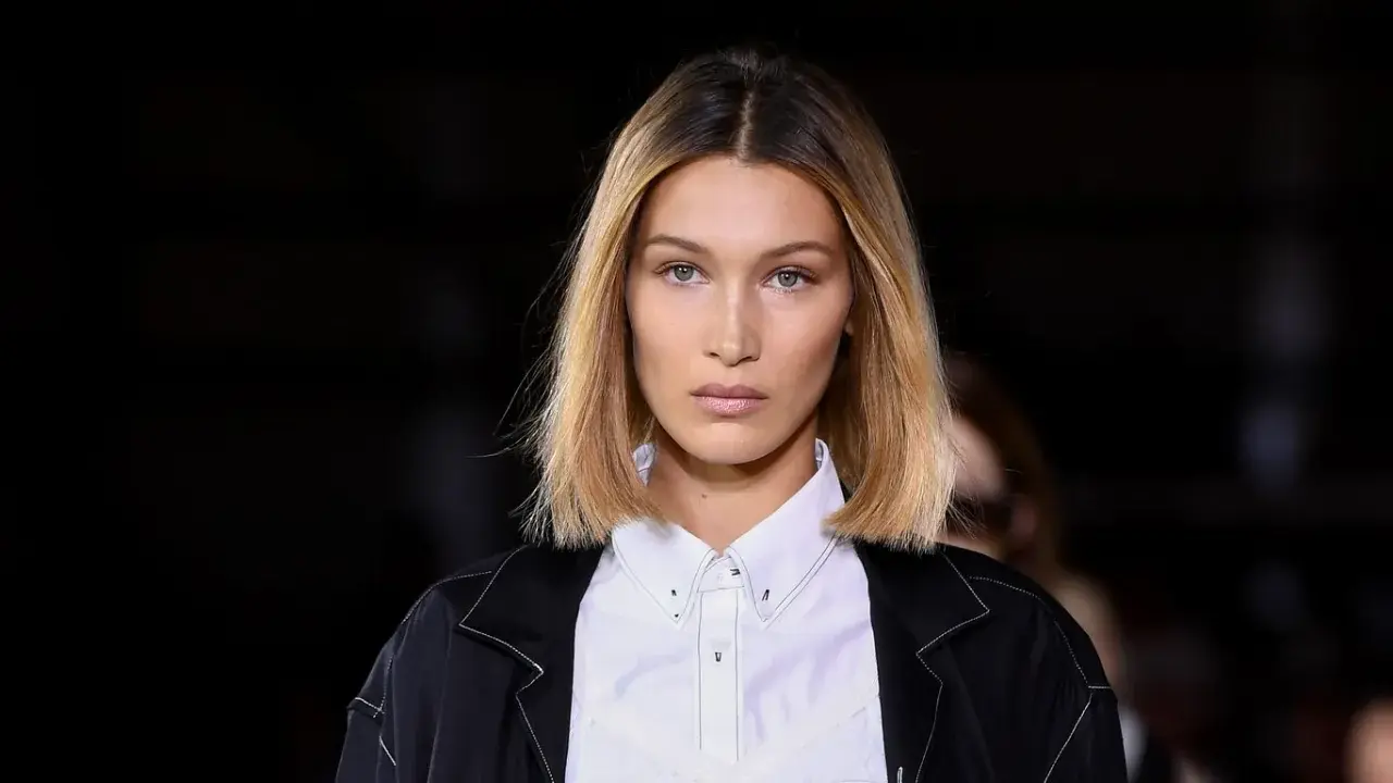 Bella Hadid prezentuje proste, rozpuszczone fryzury na codzień włosy do ramion.