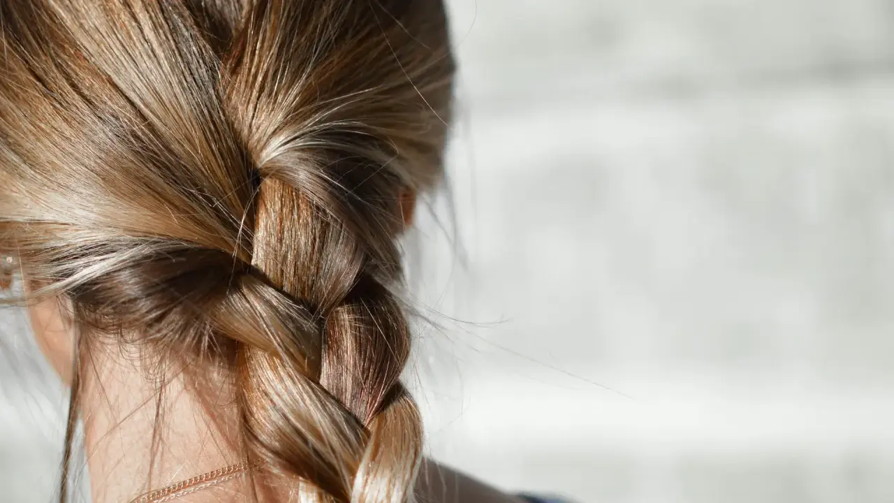 Warkocz z blond włosów, idealny przykład, jak wrócić do naturalnego koloru włosów.