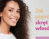 Uśmiechnięta kobieta z burzą kręconych włosów. Dowiedz się, jak zrobić kręcone włosy na stałe i cieszyć się piękną fryzurą.