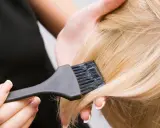 Delikatne włosy blond i pędzel do farbowania. Po rozjaśnianiu skóra głowy może być podrażniona, dlatego ważne jest odpowiednie pielęgnowanie.