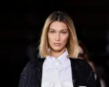 Bella Hadid prezentuje proste, rozpuszczone fryzury na codzień włosy do ramion.