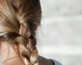 Warkocz z blond włosów, idealny przykład, jak wrócić do naturalnego koloru włosów.
