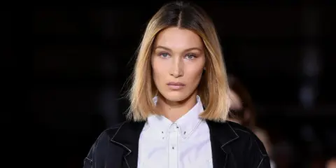 Bella Hadid prezentuje proste, rozpuszczone fryzury na codzień włosy do ramion.