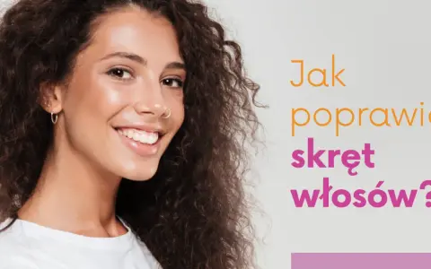 Uśmiechnięta kobieta z burzą kręconych włosów. Dowiedz się, jak zrobić kręcone włosy na stałe i cieszyć się piękną fryzurą.