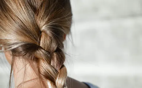 Warkocz z blond włosów, idealny przykład, jak wrócić do naturalnego koloru włosów.