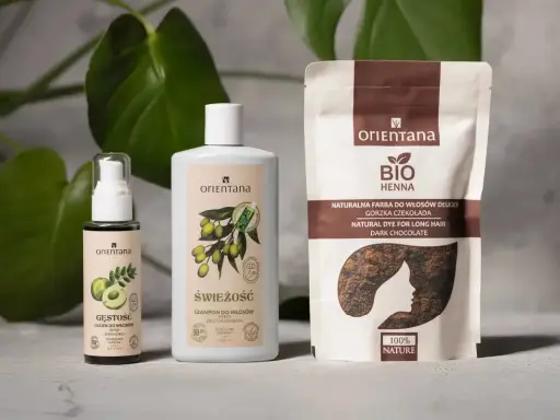 Naturalne kosmetyki Orientana: olejek i szampon na porost włosów, oraz bio henna w kolorze gorzkiej czekolady.