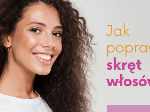 Uśmiechnięta kobieta z burzą kręconych włosów. Dowiedz się, jak zrobić kręcone włosy na stałe i cieszyć się piękną fryzurą.