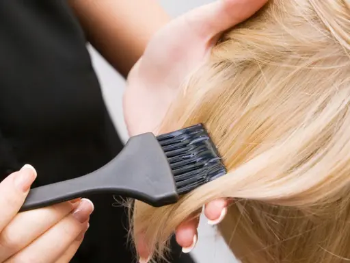 Delikatne włosy blond i pędzel do farbowania. Po rozjaśnianiu skóra głowy może być podrażniona, dlatego ważne jest odpowiednie pielęgnowanie.