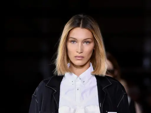 Bella Hadid prezentuje proste, rozpuszczone fryzury na codzień włosy do ramion.