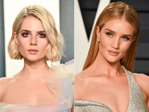 Dwie kobiety, jedna z krótkimi, jasnymi włosami, druga z długimi, ciemny blond włosy, obie w eleganckich kreacjach.