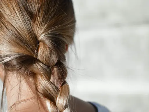 Warkocz z blond włosów, idealny przykład, jak wrócić do naturalnego koloru włosów.