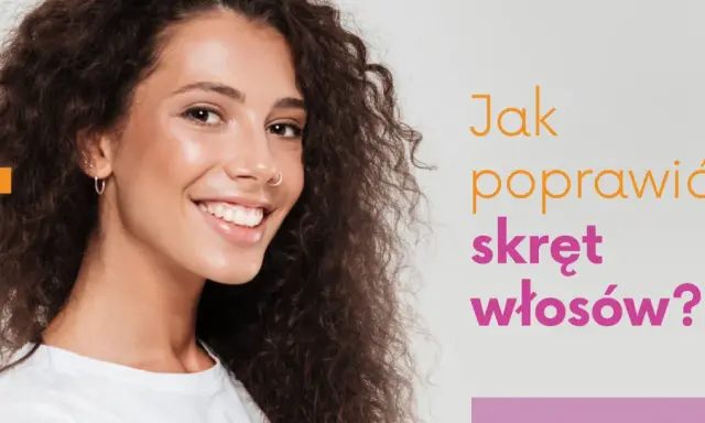 Uśmiechnięta kobieta z burzą kręconych włosów. Dowiedz się, jak zrobić kręcone włosy na stałe i cieszyć się piękną fryzurą.