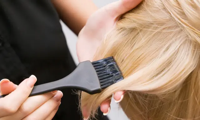 Delikatne włosy blond i pędzel do farbowania. Po rozjaśnianiu skóra głowy może być podrażniona, dlatego ważne jest odpowiednie pielęgnowanie.