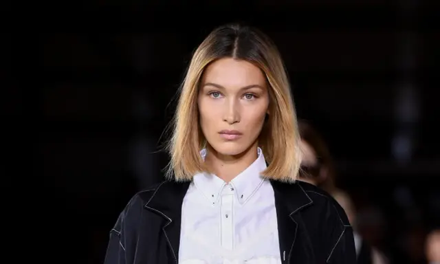 Bella Hadid prezentuje proste, rozpuszczone fryzury na codzień włosy do ramion.