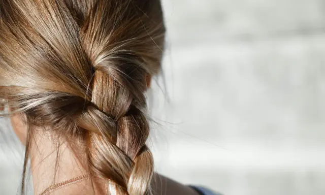 Warkocz z blond włosów, idealny przykład, jak wrócić do naturalnego koloru włosów.
